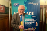 Sir Peter Bottomley posing with an article headline describing the harm of single-use vapes